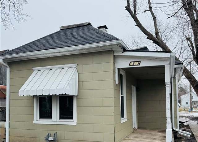 Property at 2823 S 22nd St, St Joseph, MO 64503, 2 beds, 1 bath