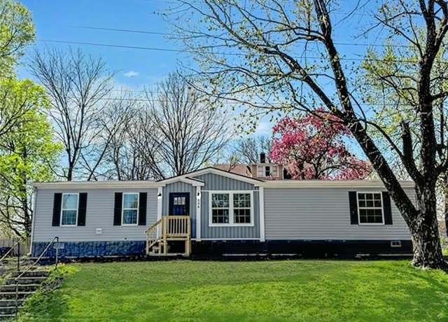 Property at 120 W Cooper St, Maryville, MO 64468, 3 beds, 2 baths