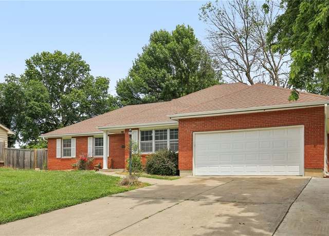 Property at 303 Johnson Dr, Warrensburg, MO 64093, 4 beds, 3.5 baths