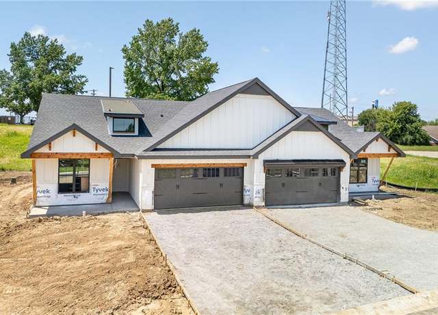 Property at 1400 Country Ct, St Joseph, MO 64506, 2 beds, 2 baths