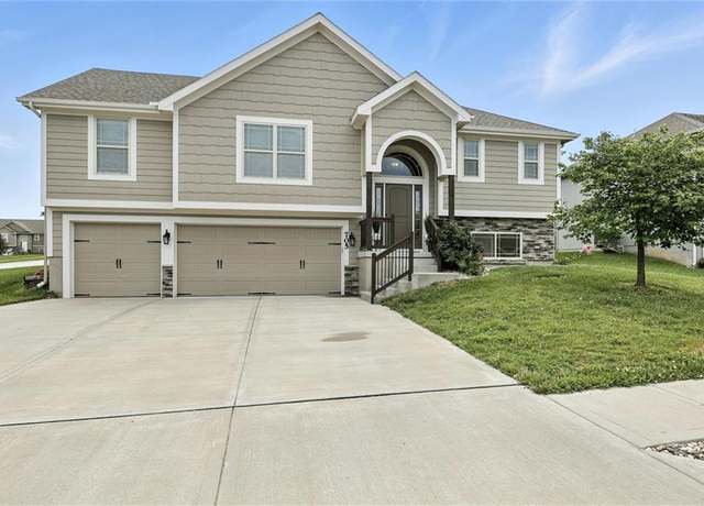 Property at 705 Englewood Dr, Kearney, MO 64060, 4 beds, 3 baths