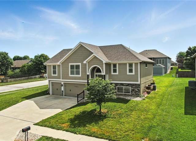 Property at 705 Englewood Dr, Kearney, MO 64060, 4 beds, 3 baths