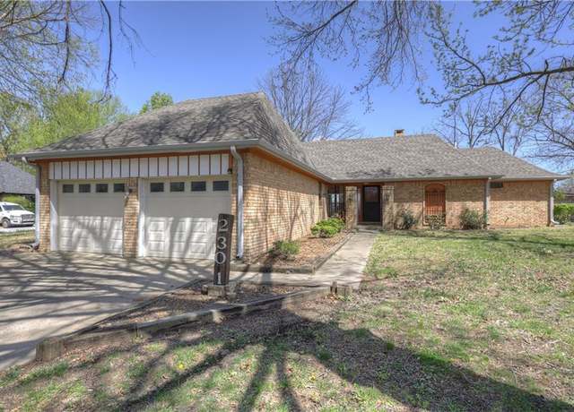 Property at 2301 S Stilwell St, Pittsburg, KS 66762, 3 beds, 2.5 baths