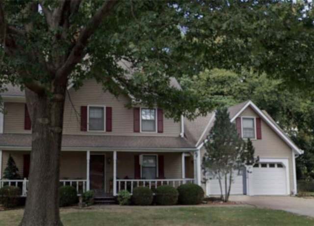Property at 320 SW Raven Ct, Lee's Summit, MO 64081, 4 beds, 2.5 baths