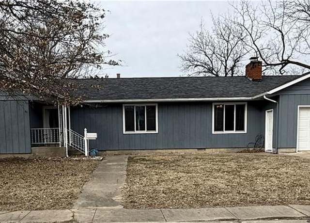 Property at 10 W Vine St, Iola, KS 66749, 3 beds, 2.5 baths
