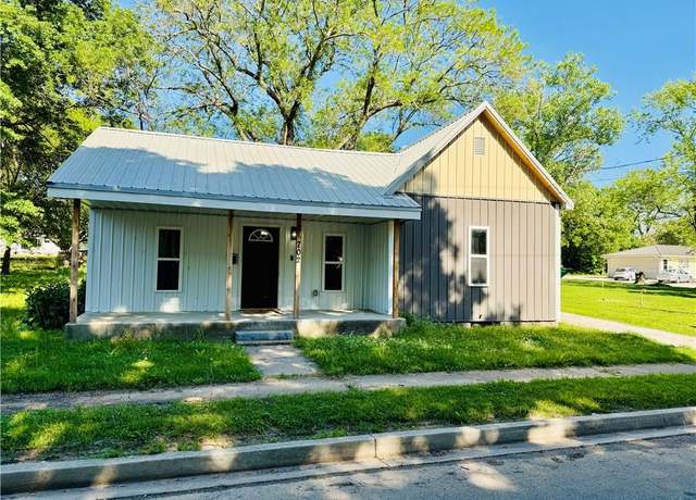 Property at 702 N Cedar St, Nevada, MO 64772, 2 beds, 1.5 baths