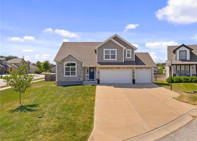 Property at 11334 Kimball Ave, Kansas City, KS 66109, 5 beds, 3 baths