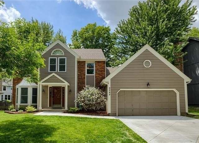 Property at 9248 Twilight Ln, Lenexa, KS 66219, 4 beds, 2.5 baths