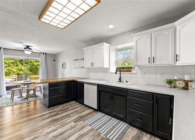 Property at 1003 Redwood Dr, Raymore, MO 64083, 4 beds, 3 baths