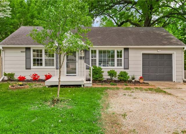 Property at 7611 W 65th St, Overland Park, KS 66202, 3 beds, 2 baths