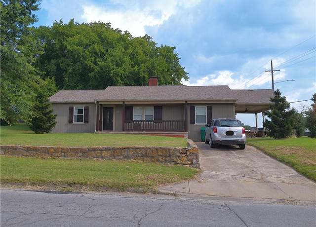 Property at 1034 E Peoria St, Paola, KS 66071, 3 beds, 2.5 baths