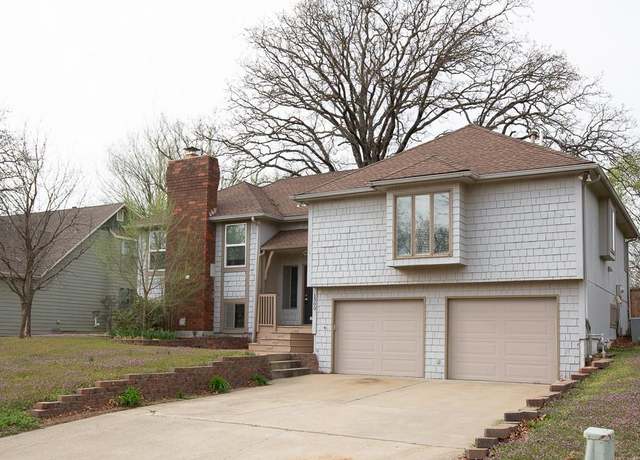 Property at 1300 W Wight St, Nevada, MO 64772, 3 beds, 2.5 baths