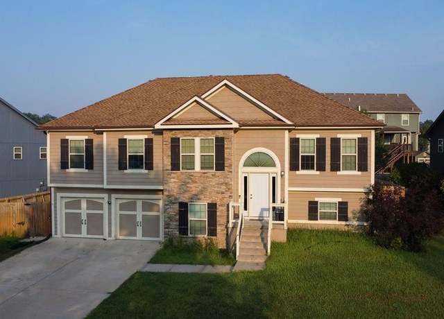 Property at 1210 E 15th St, Kearney, MO 64060, 4 beds, 3 baths