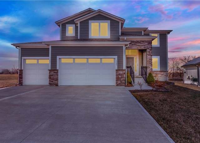 Property at 1240 Estates Dr, Warrensburg, MO 64093, 5 beds, 3.5 baths