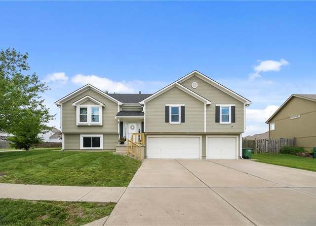 Property at 12200 E 214th Ter, Peculiar, MO 64078, 4 beds, 3 baths