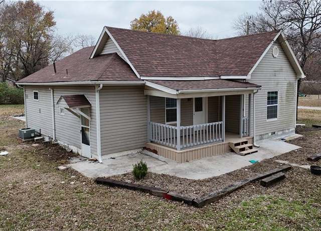 Property at 311 W Larch St, Cherokee, KS 66724, 4 beds, 2 baths
