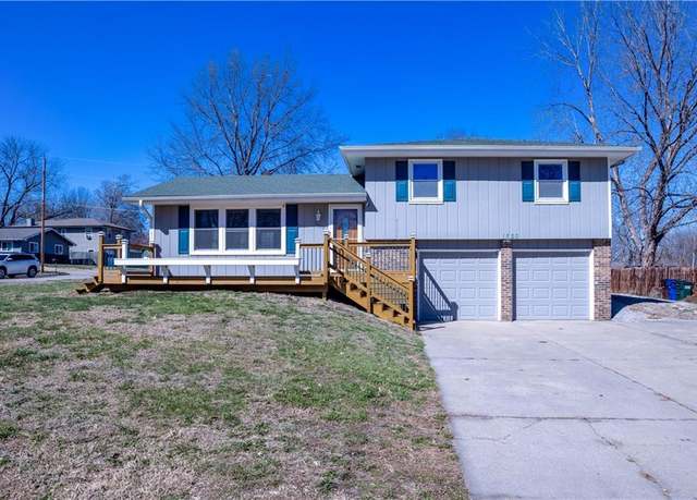 Property at 1520 W 27th St, Lawrence, KS 66046, 3 beds, 1.5 baths