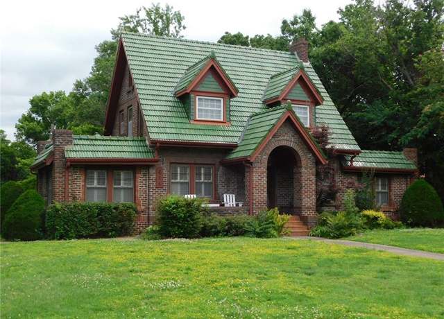 Property at 414 Winwood Dr, Pittsburg, KS 66762, 4 beds, 3.5 baths