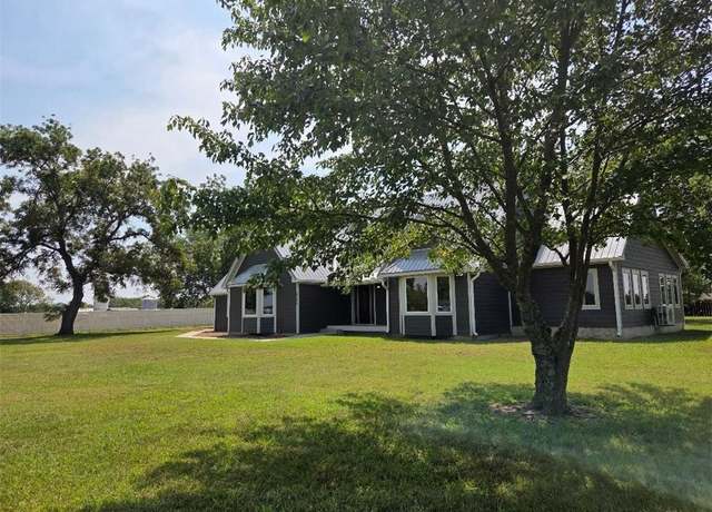 Property at 2096 Indian Rd, Fort Scott, KS 66701, 4 beds, 3.5 baths