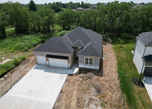 Property at 2624 NE Woodland Oak Dr, Lee's Summit, MO 64086, 5 beds, 3 baths