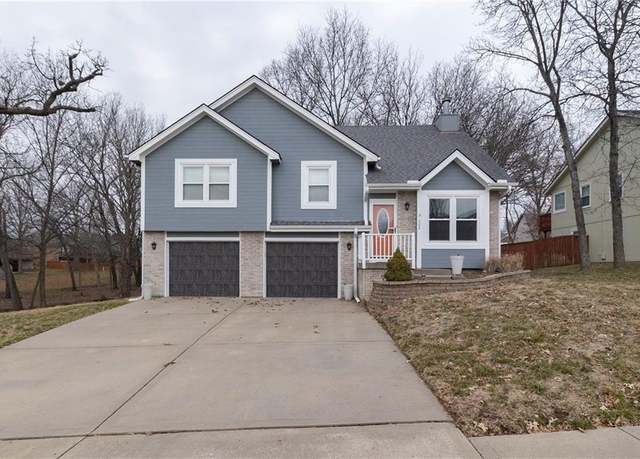 Property at 304 Woodhaven Dr, Smithville, MO 64089, 3 beds, 2.5 baths