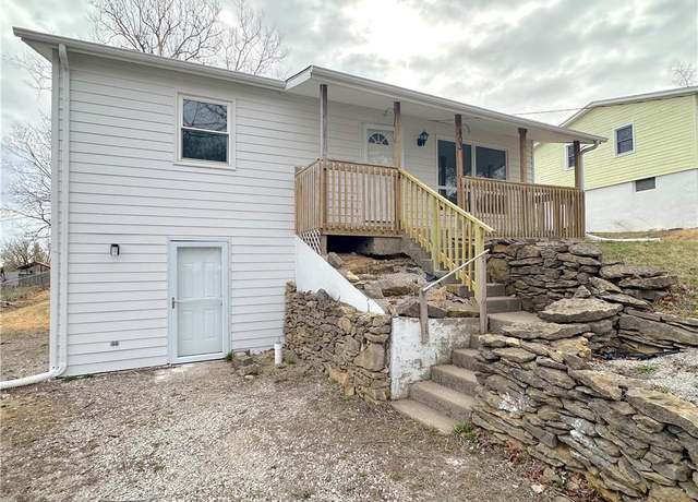 Property at 403 Highland Ave, Smithville, MO 64089, 2 beds, 1 bath