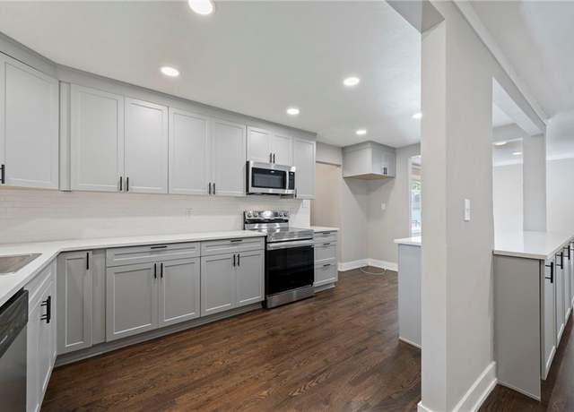 Property at 7529 Mohawk Dr, Prairie Village, KS 66208, 4 beds, 2.5 baths