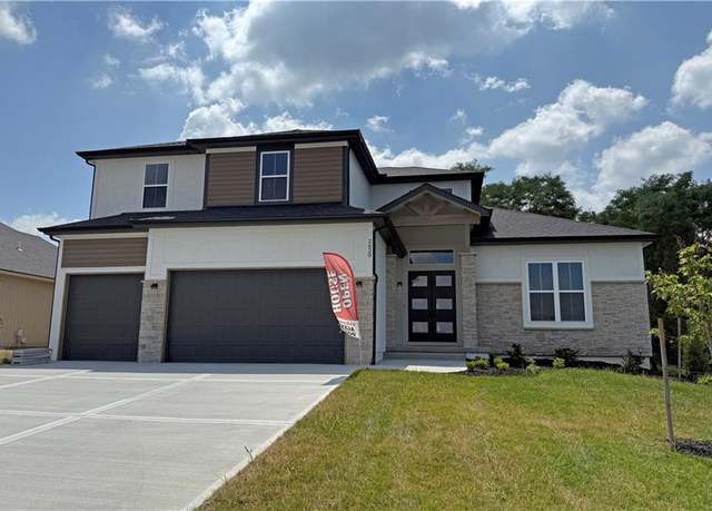 Property at 2620 NE Woodland Oak Dr, Lee's Summit, MO 64086, 5 beds, 4.5 baths