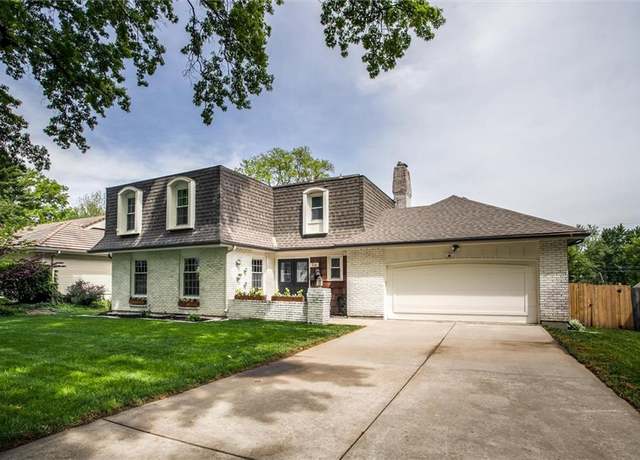 Property at 20 W Bridlespur Dr, Kansas City, MO 64114, 5 beds, 3.5 baths