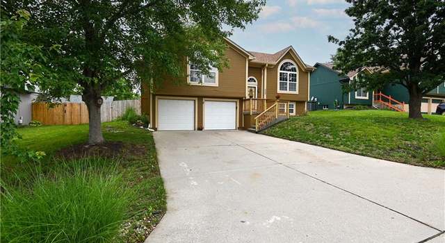 Photo of 828 SW Harvest Dr, Grain Valley, MO 64029