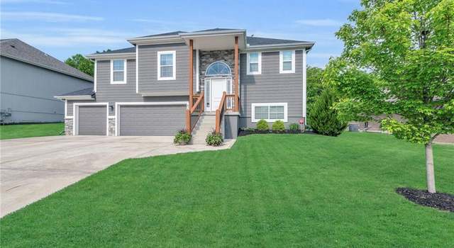 Photo of 4760 Lakecrest Dr, Shawnee, KS 66218