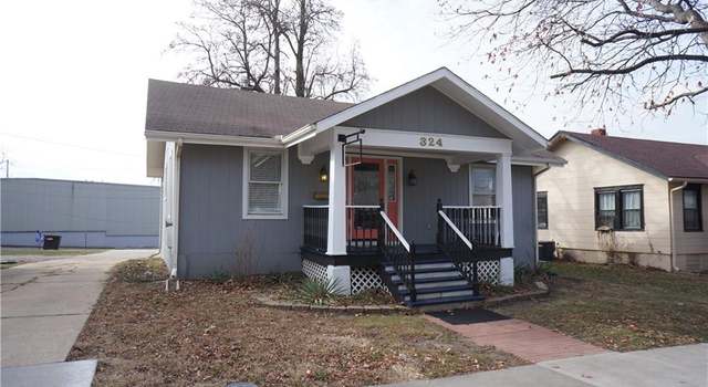 Photo of 324 SE Green St, Lee's Summit, MO 64063