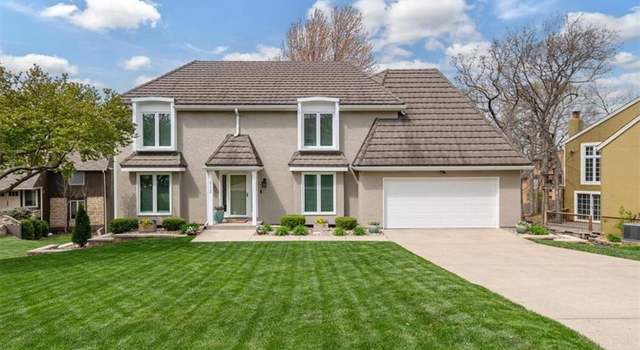 Photo of 212 NE Landings Cir, Lee's Summit, MO 64063