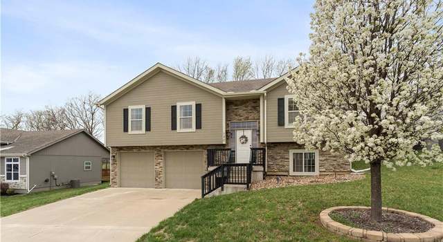 Photo of 130 Roller Ct, Tracy, MO 64079
