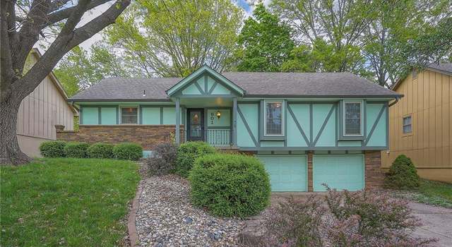 Photo of 601 NE Country Ln, Lee's Summit, MO 64086