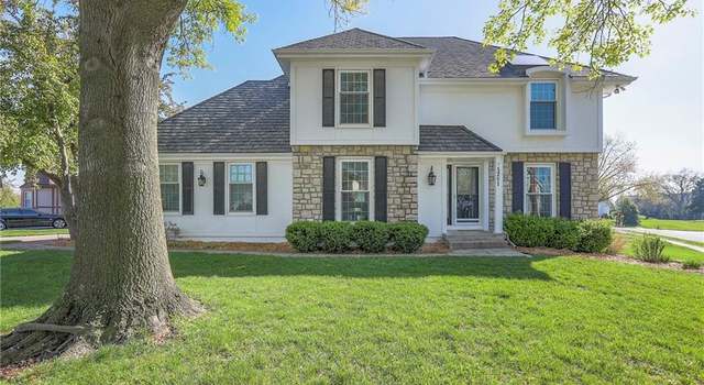 Photo of 5201 NE Sawgrass Dr, Lee's Summit, MO 64064