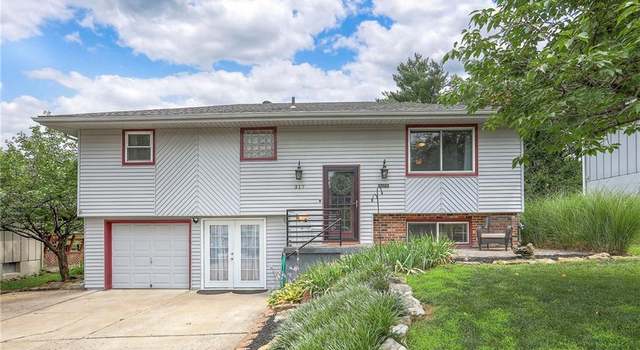 Photo of 317 NE Summit Dr, Blue Springs, MO 64014