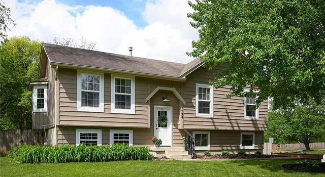 Photo of 1124 NE Birchwood Dr, Lee's Summit, MO 64086