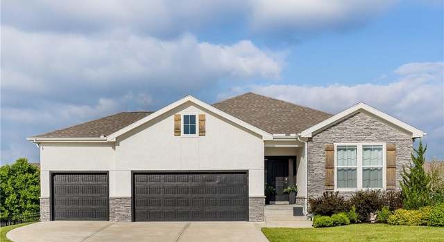 Photo of 813 SW Haverford Rd, Lees Summit, MO 64081