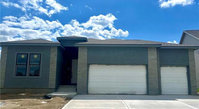 Photo of 4512 SW Berkshire Dr, Lee's Summit, MO 64083
