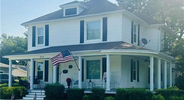 Photo of 717 N 3rd St, Burlington, KS 66839