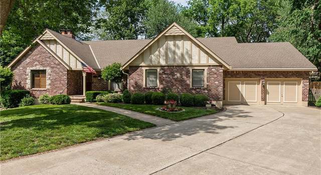 Photo of 1401 Wildwood Dr, Blue Springs, MO 64015