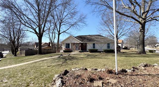 Photo of 900 NW Roanoke Dr, Blue Springs, MO 64015