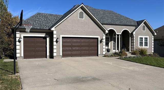 Photo of 2637 SW Carlton Dr, Lee's Summit, MO 64082