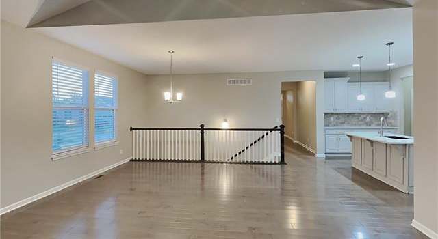 Photo of 1101 SW Cheshire Dr, Lee's Summit, MO 64083