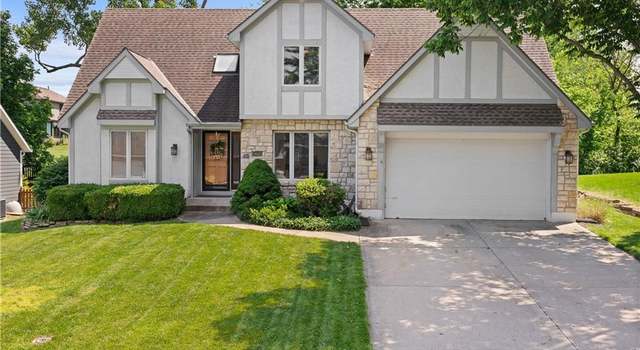 Photo of 905 SW Georgetown Dr, Lee's Summit, MO 64082