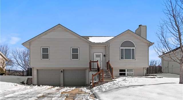 Photo of 817 NE Adams Dr, Lee's Summit, MO 64086