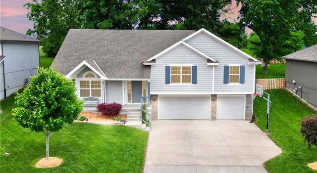Photo of 916 SE Forest Ridge Ct, Blue Springs, MO 64014