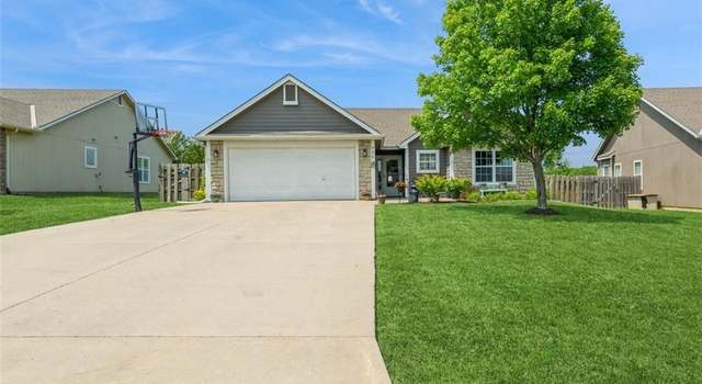 Photo of 928 Bluestem Dr, Baldwin City, KS 66006