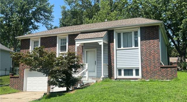 Photo of 809 NW Camelot Pl, Blue Springs, MO 64015